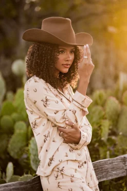 Long-Sleeved Women's Pajama Set in Classic Cowboy