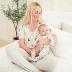 Women’s Relaxed Fit V-Neck in Fluffy Dog