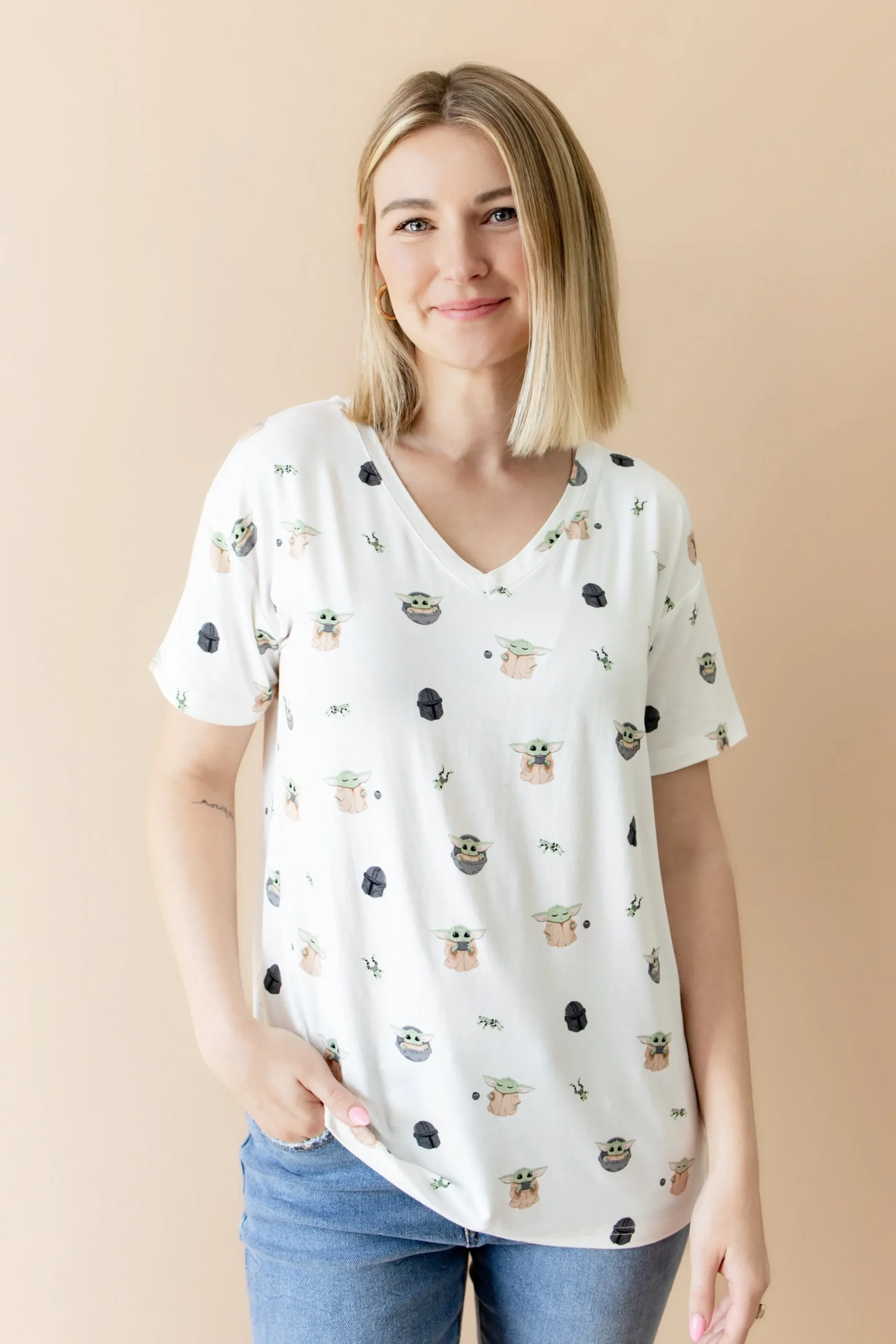 Women's Relaxed Fit V-Neck in Grogu™